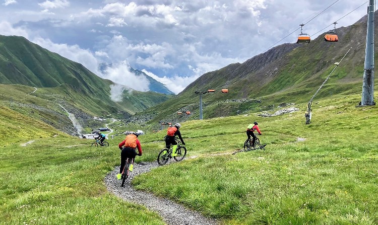 Mountainbiken in de bergen bij Vasa Sport