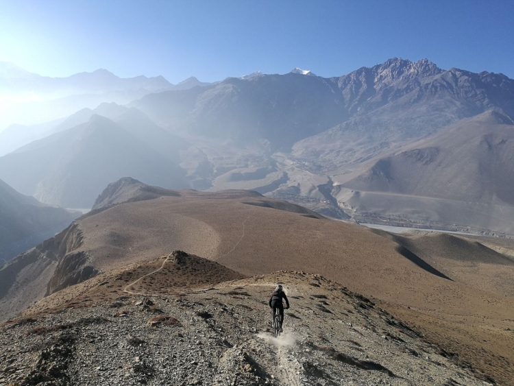 Afdaling na Muktinath tijdens mountainbiken in Nepal