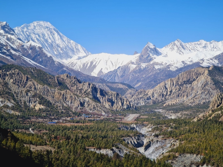 De besneeuwde Himalaya met Jomson