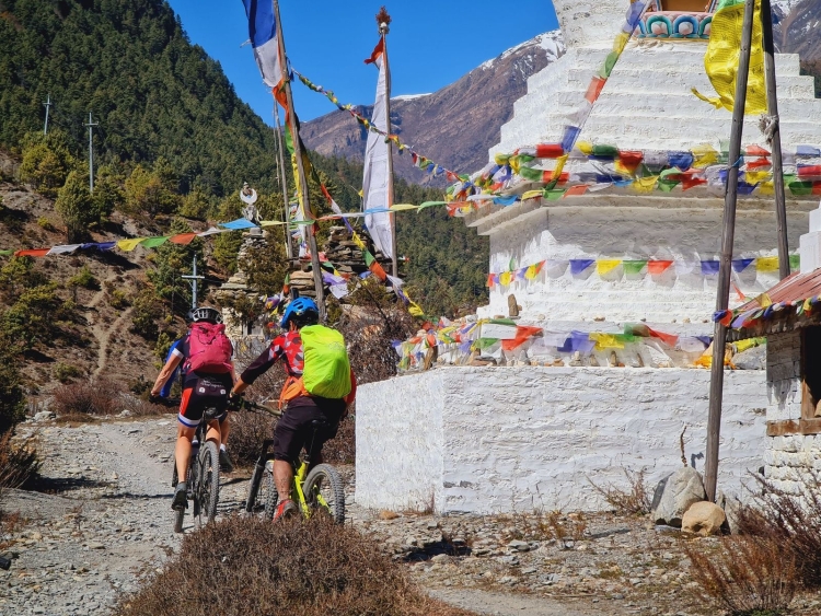 mountainbiken in Nepal langs gebedstempel