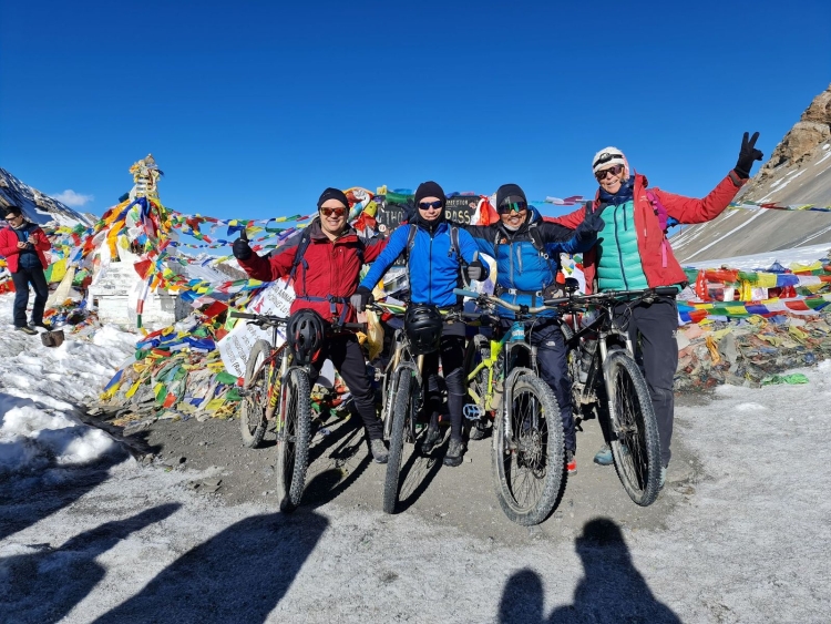 Groep mountainbikers op de Thoron La pass