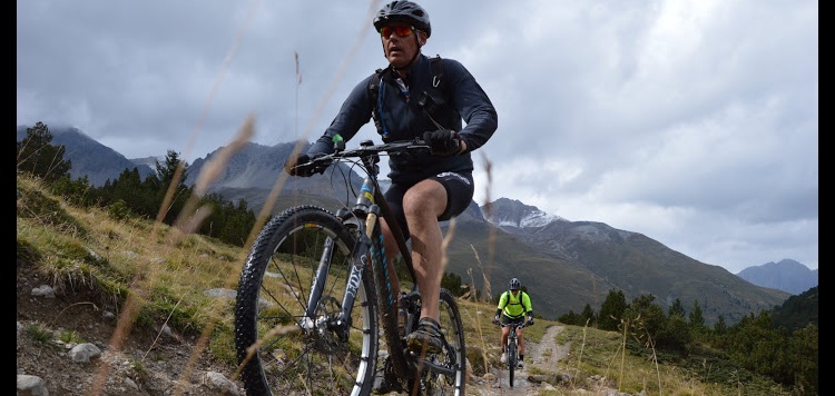 Deelnemer in actie tijdens de GPS Giro Stelvio