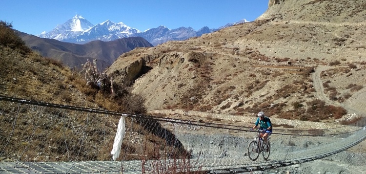 Mountainbiken Nepal over de hangbrug met Vasa Sport