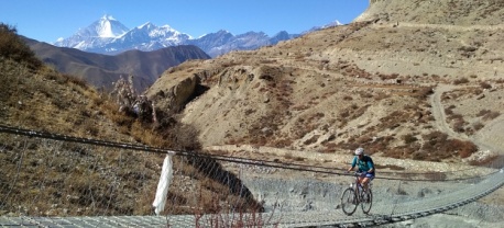 Mountainbiken Nepal over de hangbrug met Vasa Sport